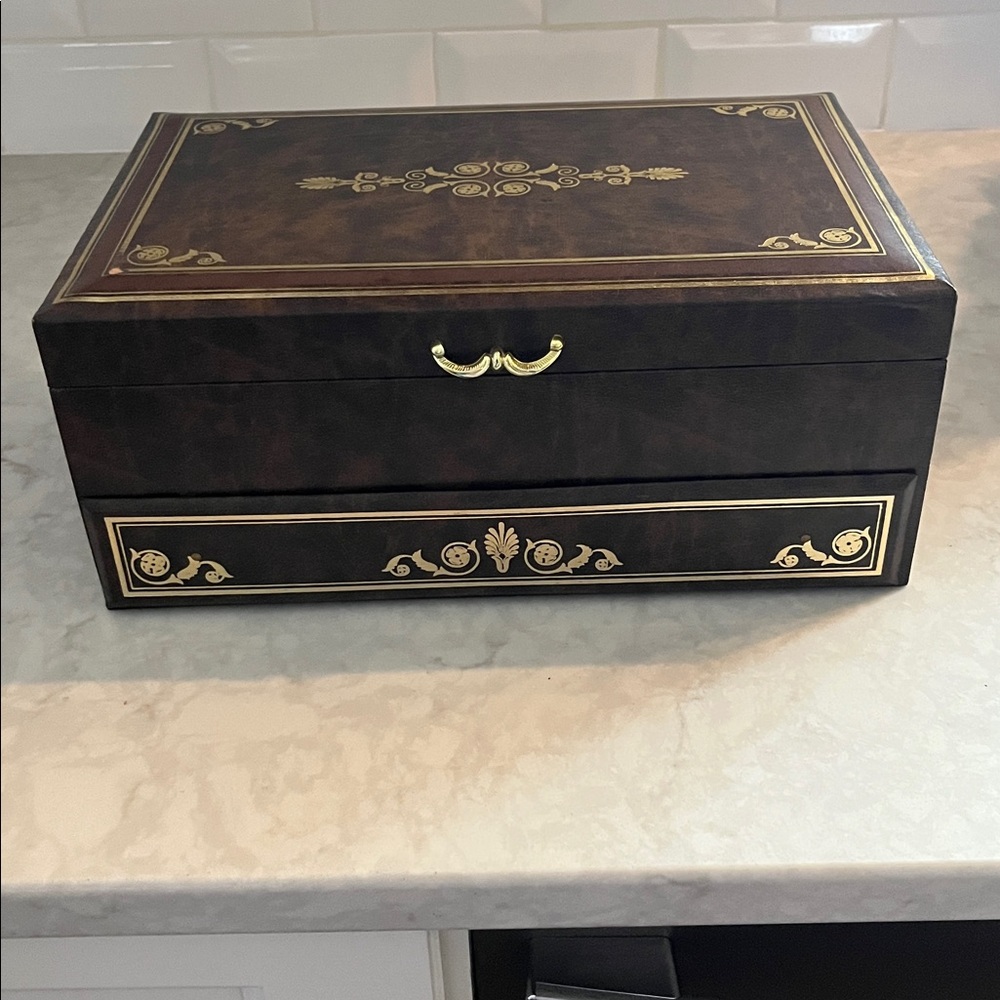 Vintage Leatherette Gold Tooled Brown Three Tiered Jewelry Box - Picture 11 of 13